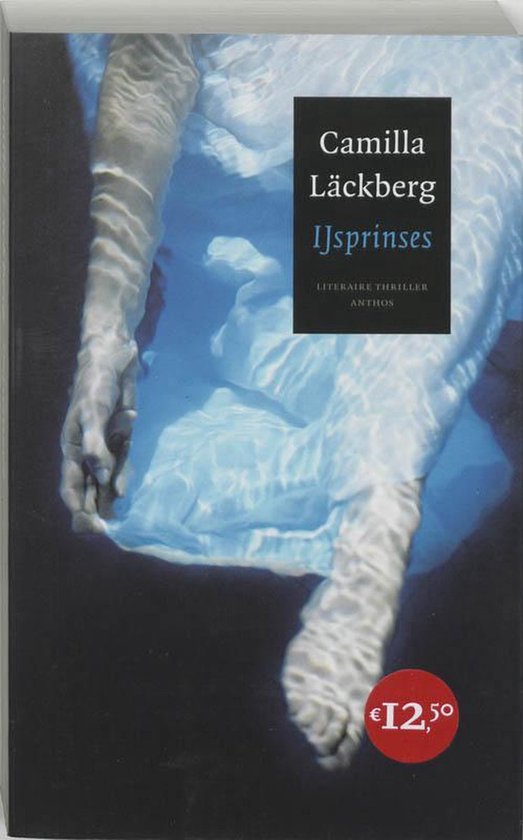 De voorkant van het boek 'Ijsprinses' van Camilla Läckberg, met een foto van een onderwaterlichaam in een witte jurk.