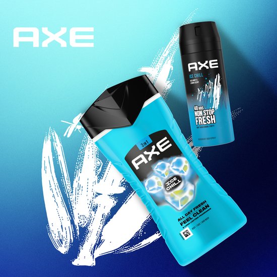 Axe douchegel en bodyspray Ice Chill op een blauwe achtergrond met witte spetters.