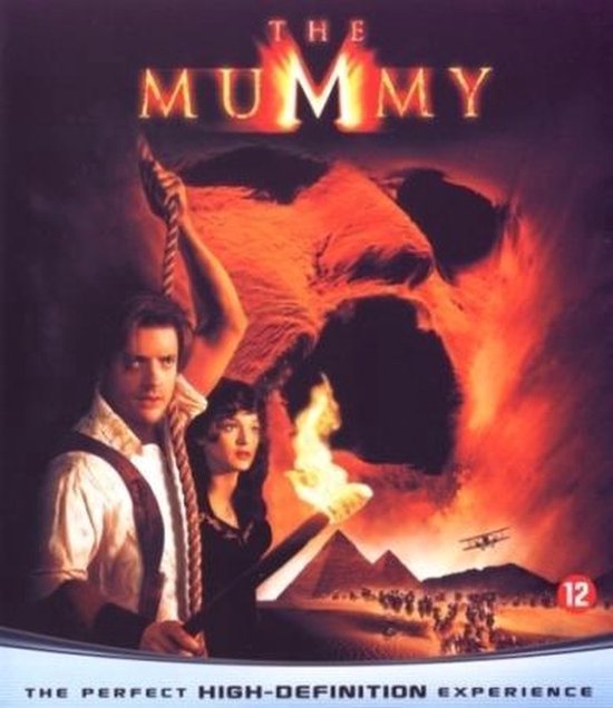 Promotionele poster voor de film 'The Mummy' met een man en vrouw, piramides en een Egyptische scarabee.