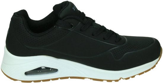 Zwarte Skechers damessneaker met perforaties, witte zool, gumkleurige buitenzool en air-unit.