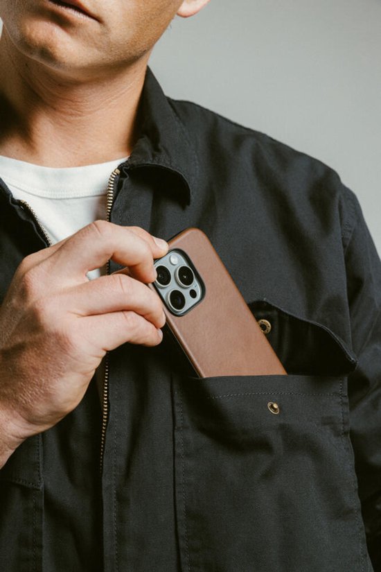 Coque Nomad adaptée à Apple iPhone 16 Plus | Étui en cuir moderne | Compatible avec MagSafe et le chargement sans fil | Couverture arrière en Cuir véritable | Marron