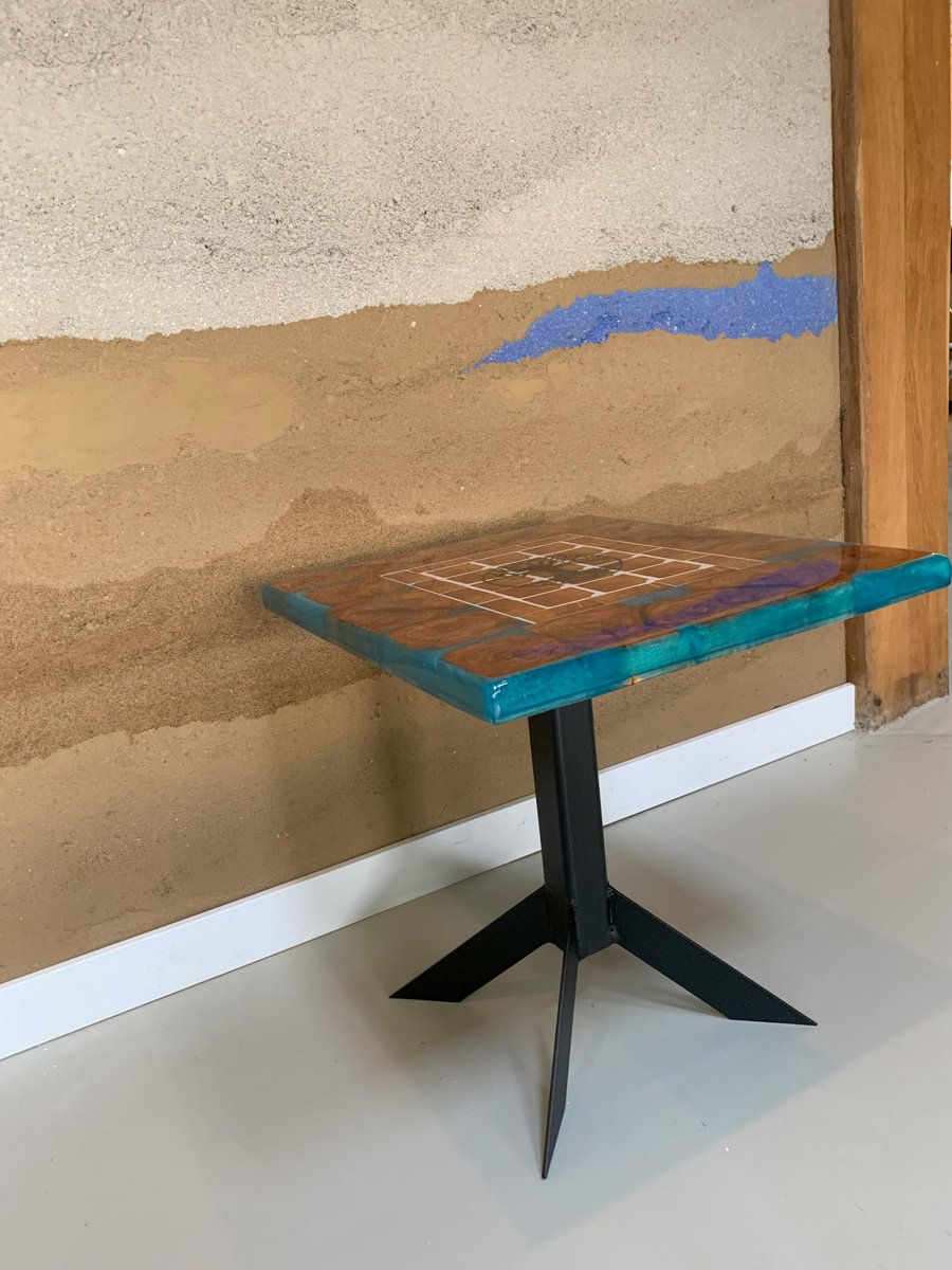 Epoxy bijzettafel; Turquoise epoxy met appelbomenhout en zwart stalen frame
