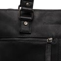 Close-up van de voorkant van een zwarte leren tas met rits en logo.