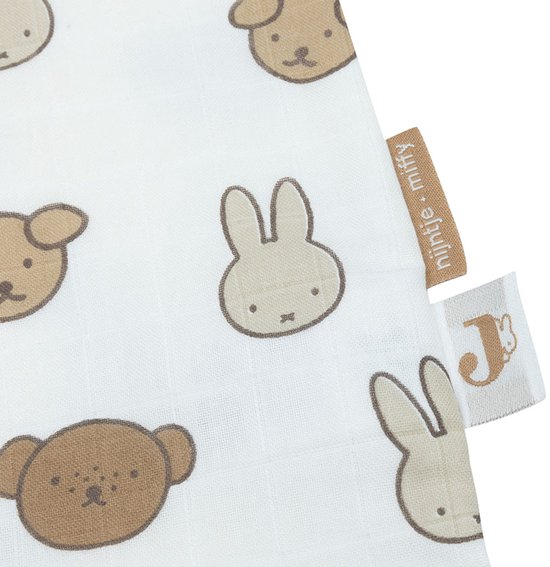 Close-up van de witte stof met een print van Miffy en vriendjes. Bevat een "Nijntje • Miffy" label.