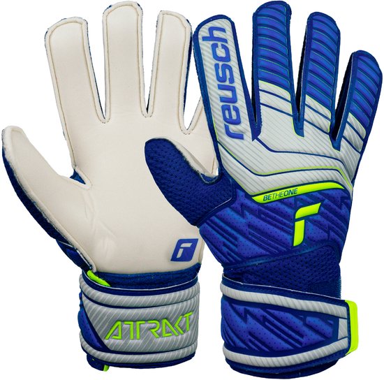 Een paar blauwe Reusch keepershandschoenen met witte handpalmen en grijze banden met 'ATTRAKT'.