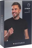 Verpakking van een 2-pack zwarte Suitable T-shirts met moderne pasvorm, met een lachende man erop.