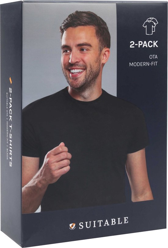Verpakking van een 2-pack zwarte Suitable T-shirts met moderne pasvorm, met een lachende man erop.