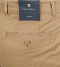 Zakdetail van een lichtbruine chino broek met oranje stiksels en knoop.