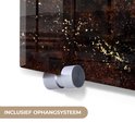 Detail van een abstract glas-in-lood schilderij met gouden spikkels en ophangsysteem.
