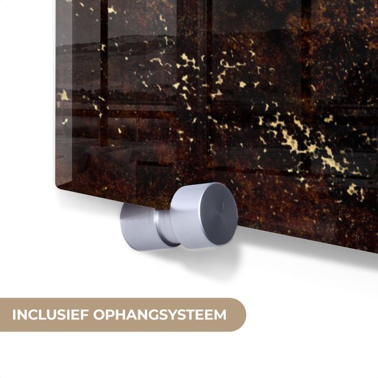 Detail van een abstract glas-in-lood schilderij met gouden spikkels en ophangsysteem.