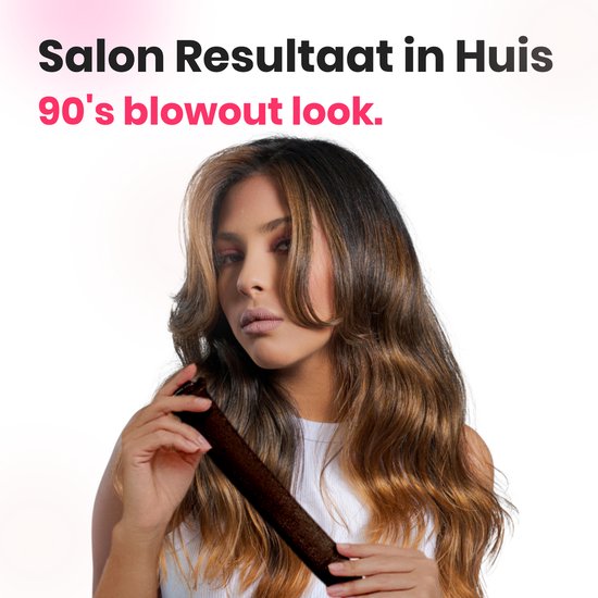 Een vrouw met lang, golvend bruin haar houdt een bruine blowout roller vast. Tekst: Salon resultaat in huis, 90's blowout look.