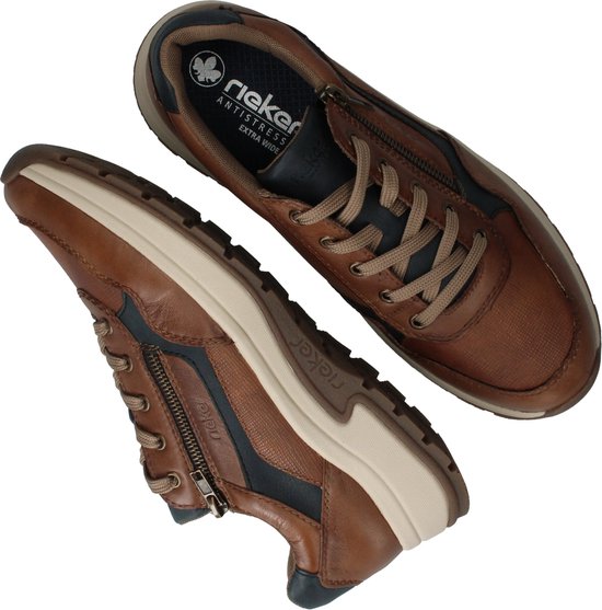 Paar bruine sneakers, bovenaanzicht met rits en veters.