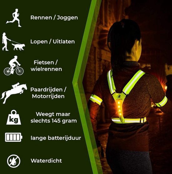 Vrouw draagt een geel reflecterend hardloopvest met Y-banden, bandjes om de armen en LED-verlichting. Geschikt voor rennen, fietsen, paardrijden.