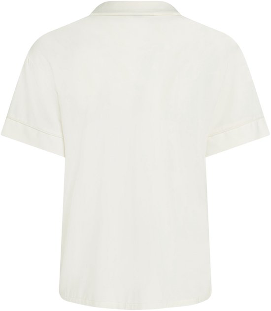 Achterkant van een effen crèmekleurig pyjamashirt met korte mouwen en omgeslagen manchetten.