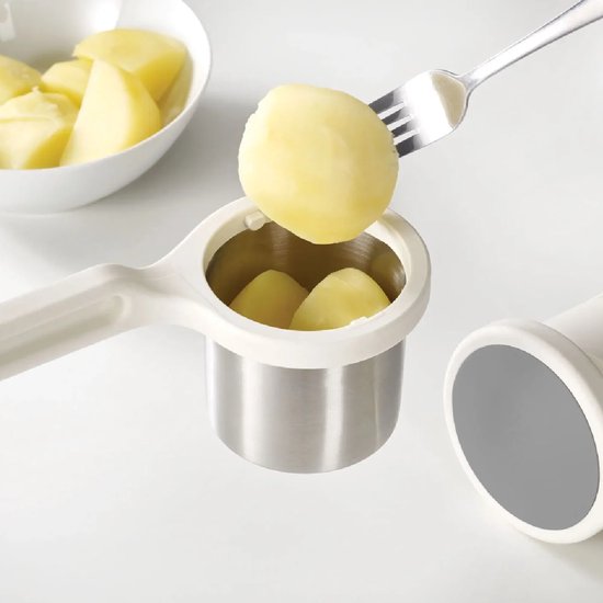 Witte Helix aardappelpers met roestvrijstalen mandje, klaar om aardappelen te persen.