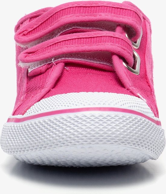 Vooraanzicht roze canvas sneaker met twee klittenbandsluitingen en witte zool.