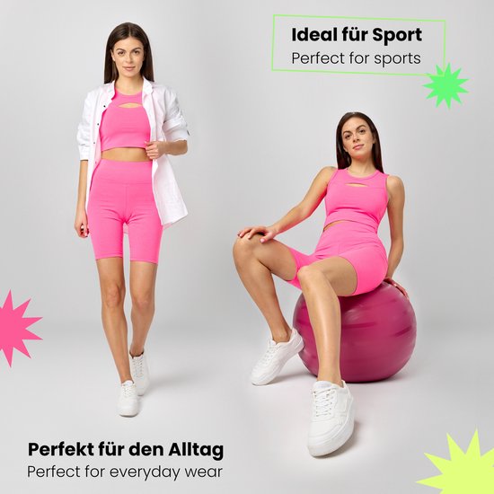 Model in roze sport top en fietsbroek, met witte blouse erover, en zittend op een paarse sportbal.