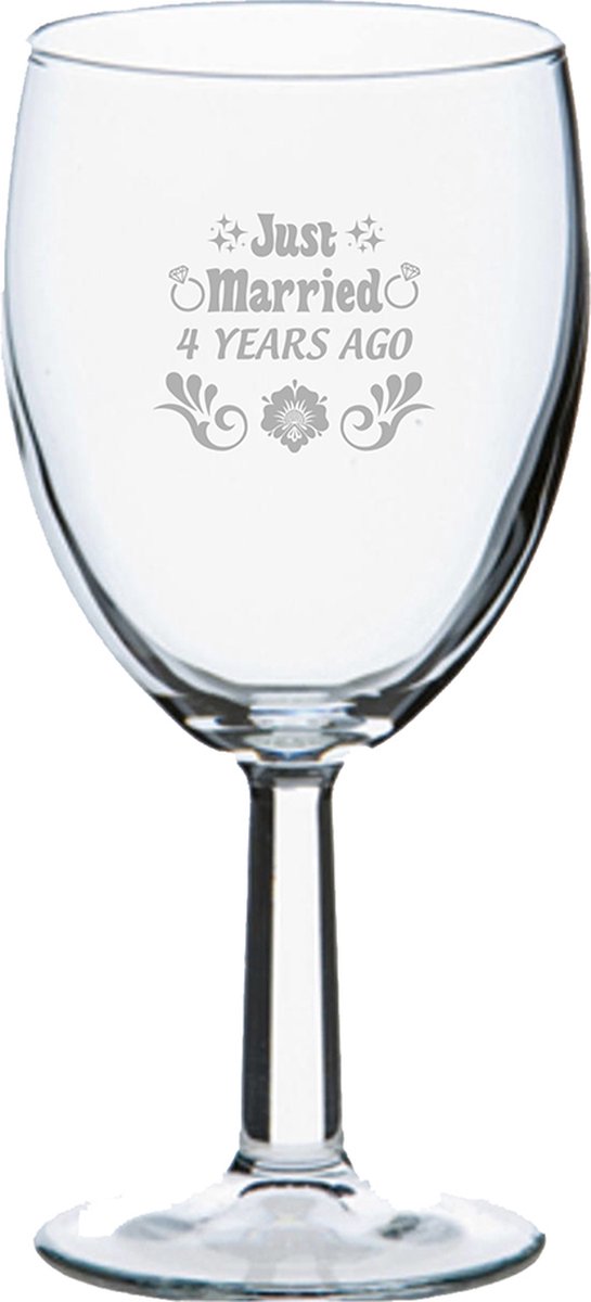 Gegraveerde wijnglas 24,5cl Just Married 4 years ago