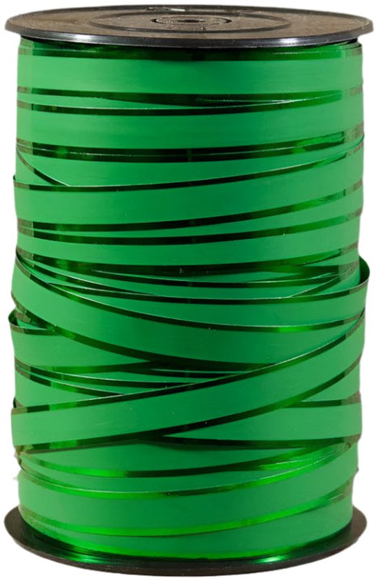 Kleine rol met glimmende, smaragdgroene linten.