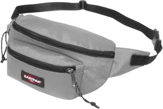Sac banane Eastpak gris avec deux poches avant zippées, sangle réglable et boucle.
