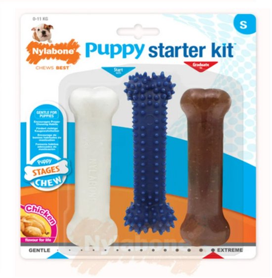 Nylabone puppy starter kit met drie botten: een blauw, gekarteld bot, een wit bot en een bruin bot met spikkels.