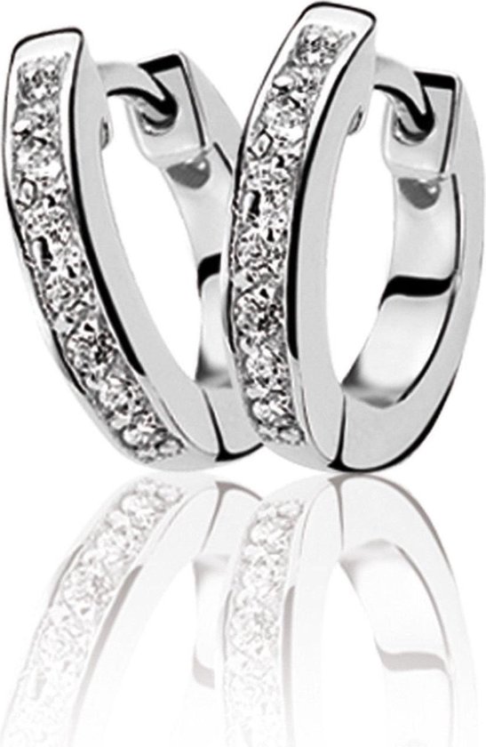Zilveren oorringen bezet met witte zirconia.