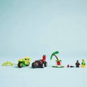 Groene LEGO-motor, rode LEGO-racewagen, palmboom, spinnenweb en minifiguren op blauwe achtergrond.