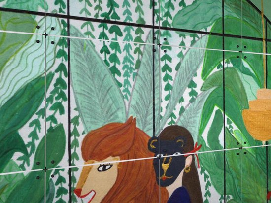 IXXI Lion Mom, Jota de Jai & Divers - 80 x 100 cm - Support de suspension gratuit - Grande décoration murale et posters - Illustrations, Ludique, Contemporain, Coloré