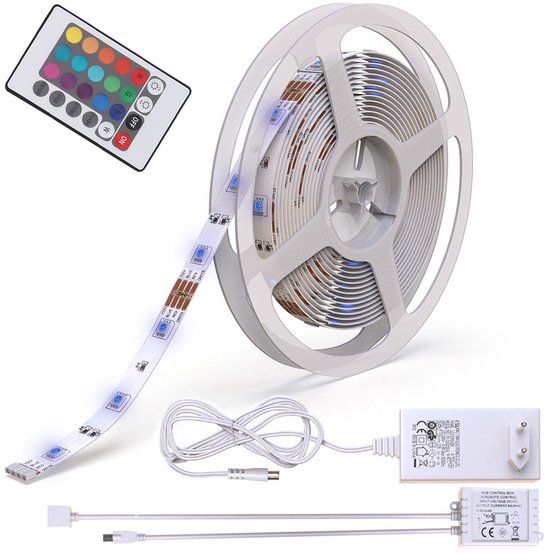 Een rol met een rgb led-strip, met afstandsbediening, adapter en connectoren.