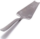 Zilverkleurige taartschep met op de schep een slapende kat.