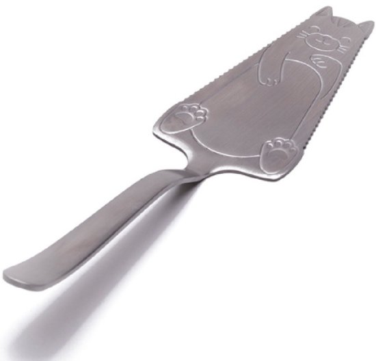 Zilverkleurige taartschep met op de schep een slapende kat.
