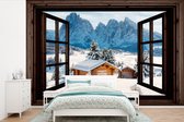 Behang - Fotobehang Doorkijk - Winter - Landschap - Huisje - Bergen - Breedte 525 cm x hoogte 350 cm
