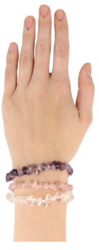Hand met paarse, witte en roze armbanden met steentjes.