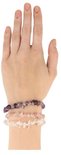 Hand met paarse, witte en roze armbanden met steentjes.
