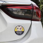 Baby in auto mooie glimlach gezicht schattige auto gratis sticker (geel)