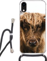 Hoesje met koord Geschikt voor iPhone XR - Schotse Hooglander - Koe - Gras - Dieren - Natuur - Siliconen - Crossbody - Backcover met Koord - Telefoonhoesje met koord - Hoesje met touw