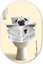 Muurovaal - Wandovaal - Kunststof Wanddecoratie - Ovalen Schilderij - Hond - Pug - Toilet - Krant - Dier - 80x120 cm - Ovale spiegel vorm op kunststof