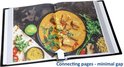 Open zwart album met een foto van een currygerecht, naanbrood en ingrediënten.