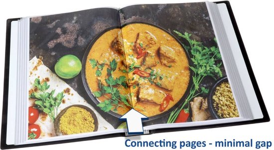 Open zwart album met een foto van een currygerecht, naanbrood en ingrediënten.