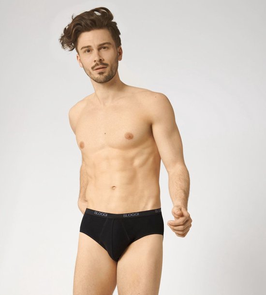Man met zwarte midi slip van Sloggi met een elastische tailleband met Sloggi-logo.