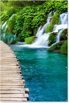 Tuinposter - Tuinschilderij voor buiten - Schuttingdoek - Tuin - Brug - Water - Planten - Waterval - Groen - Schutting decoratie - Tuinposters - Tuindecoratie - Schuttingposter - 120x180 cm - Tuindoek - Buitenposter