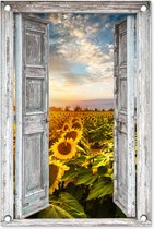 Tuinposter doorkijk - Doorkijk deur - Bloemen - Zonnebloem - Zon - Natuur - Wolken - Geel - Tuindecoratie - Tuin - Tuinschilderij voor buiten - 40x60 cm - Schutting decoratie - Tuindoek - Schuttingdoek