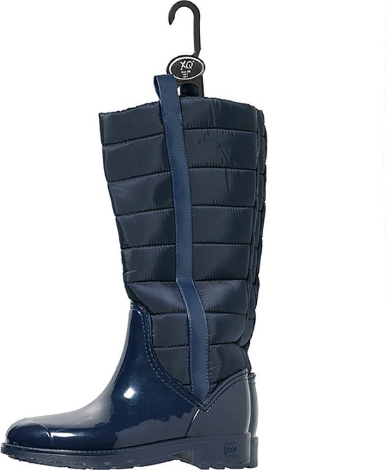 Navy, gewatteerde hoge regenlaars met glanzende PVC-voet en -schacht, hangend aan een haak.