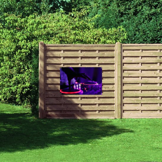 Tuinposter – Hand van DJ op DJ set met Neon Lichten - 105x70 cm Foto op Tuinposter (wanddecoratie voor buiten en binnen)
