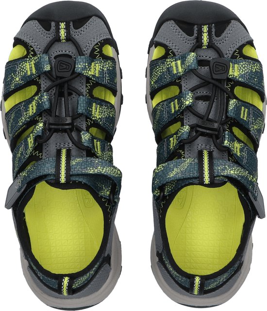 Dessus de deux sandales KEEN grises avec intérieur vert lime et motif imprimé sur les brides.