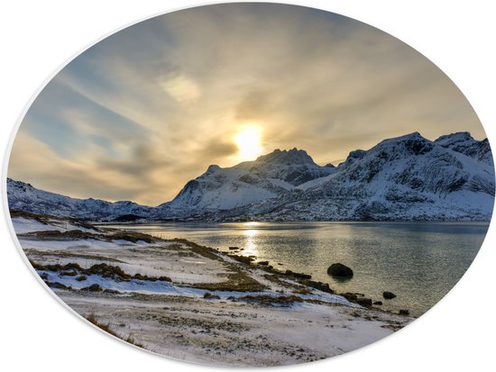 PVC Schuimplaat Ovaal - Landschap bedekt door Sneeuw tijdens Zonsondergang - 40x30 cm Foto op Ovaal (Met Ophangsysteem)