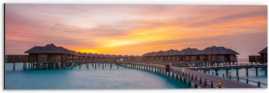 Dibond - Zonsondergang bij Vakantie Resorts op Zee van Maledieven - 60x20 cm Foto op Aluminium (Met Ophangsysteem)