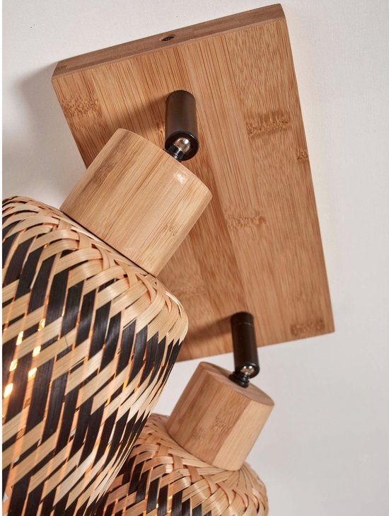 Deux lampes avec abat-jour en bambou tressé naturel et noir sur plaque de montage en bois.