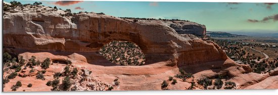 WallClassics - Dibond - Uitzicht vanaf Rots over Wolken en Rotsen in het Arches National Park in Utah, Amerika - 90x30 cm Foto op Aluminium (Wanddecoratie van metaal)