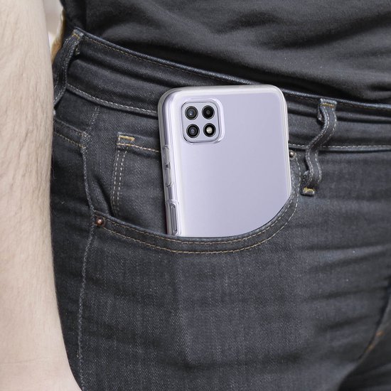 Lichtpaarse Samsung Galaxy A22 5G met transparant hoesje, in de zak van een spijkerbroek.